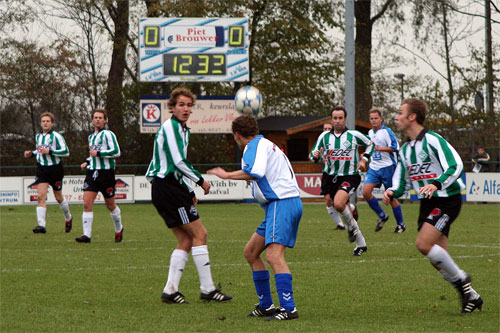 Martijn Jansen en Gerald Kreuze volgen de bal (Foto Helmich Lubberts)